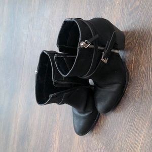 a.n.a Womans size 5.5 black heeled boot with zipper and buckle